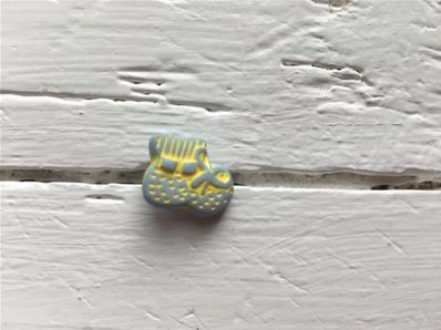 Baby shoes button