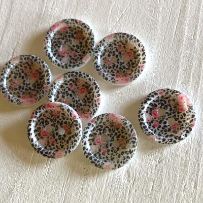 Bouton mouchet noir avec des roses